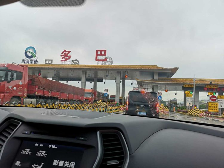 敦煌租車時(shí)汽車駕駛時(shí)的防爆胎技巧