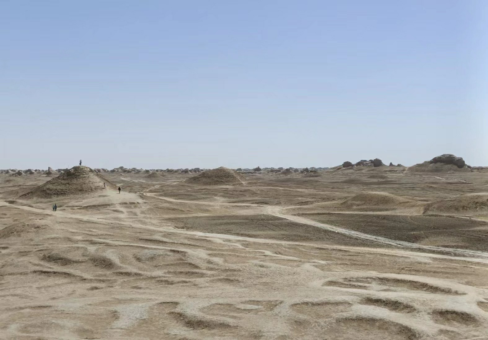 敦煌租車公司：有誰知道企業(yè)租用班車應(yīng)注意的問題？