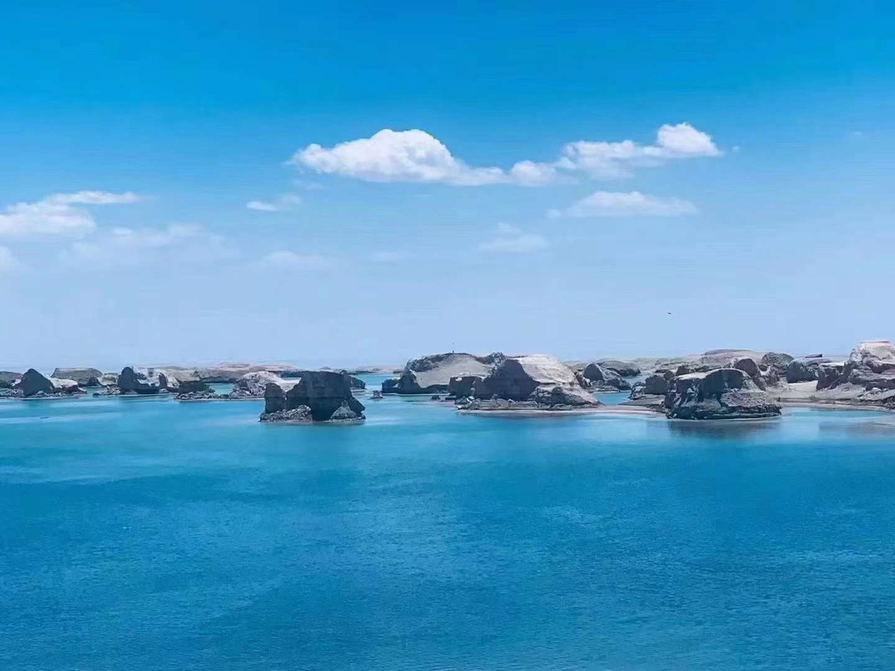 敦煌逐西租車公司提醒：冬季駕車系安全帶前應(yīng)脫厚衣